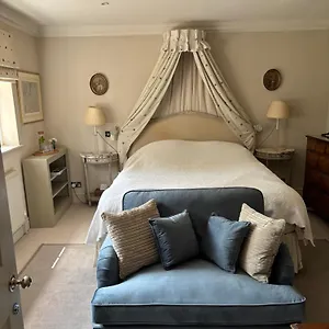 6 Northfields Close Family Household Bed & Breakfast Bath